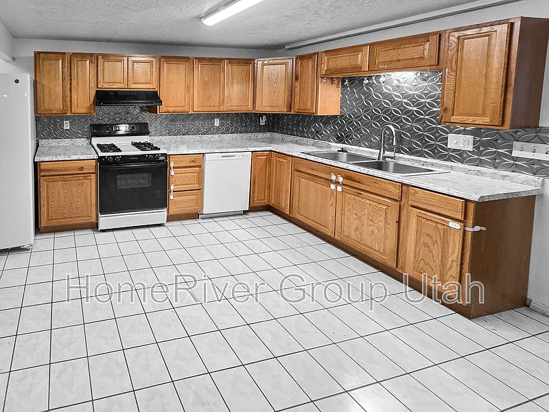 1 bed, 1.5 bath, 2434 sqft, $1,400 — Photo 4