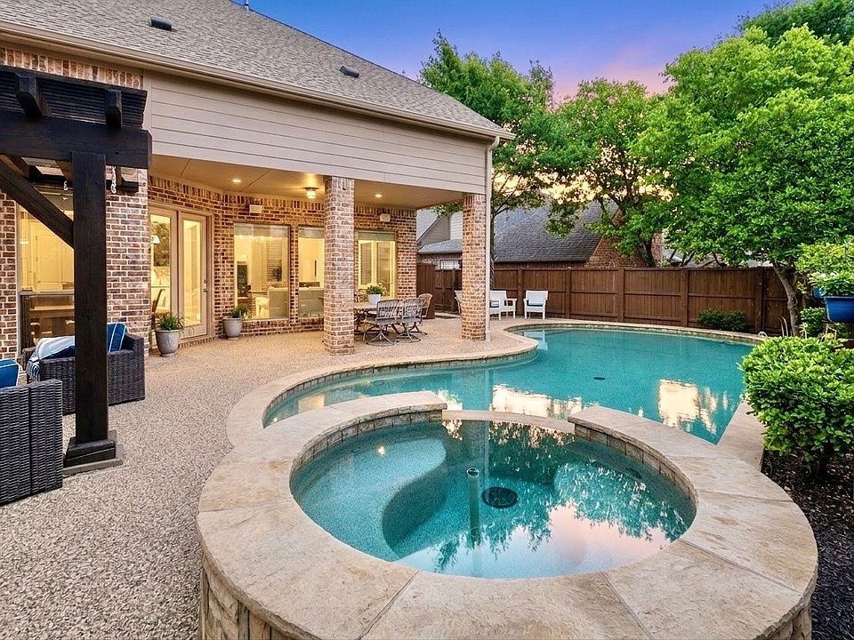 1st image of 1335 Comal Dr