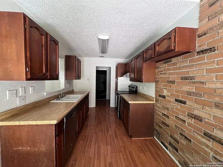 15007 Old Creek St — Photo 4
