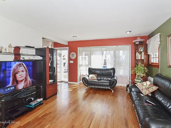 3rd image of 926 Cherry Ln