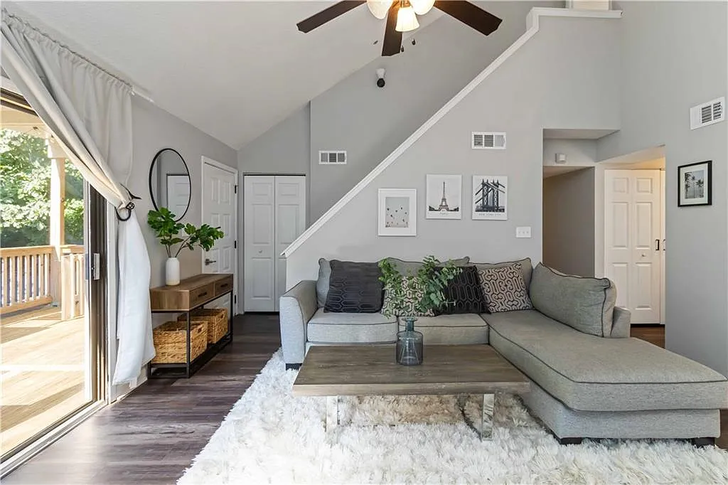 3 bed, 1892 sqft, $2,500 — Photo 3