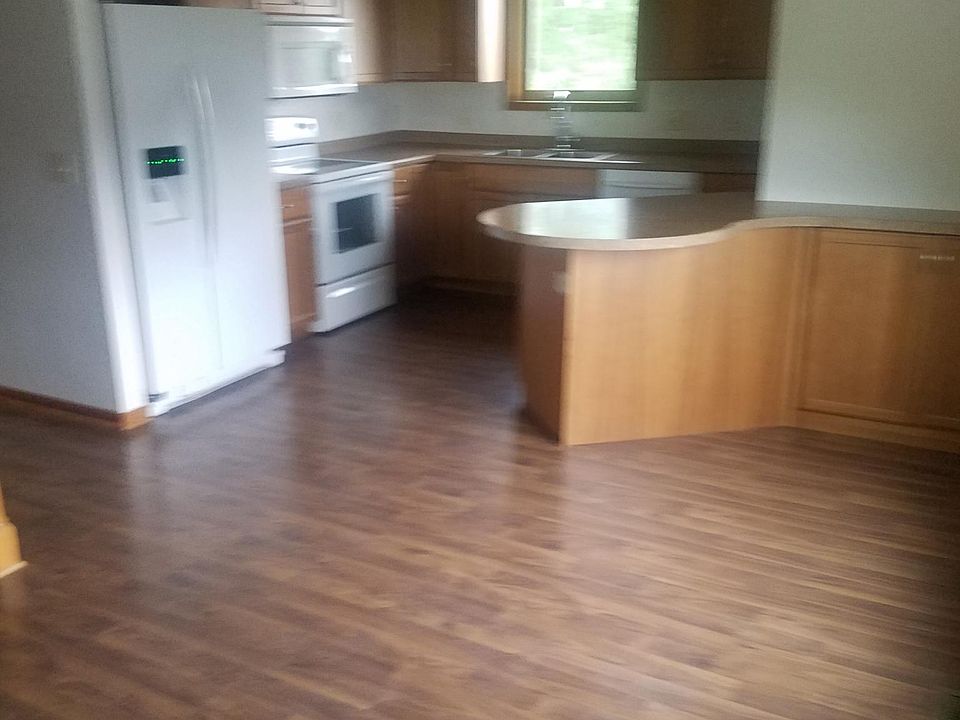 2nd image of 925 Emerald Ct