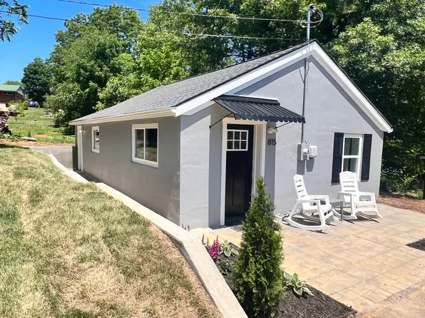 815 College St NW, Christiansburg, VA 24073
