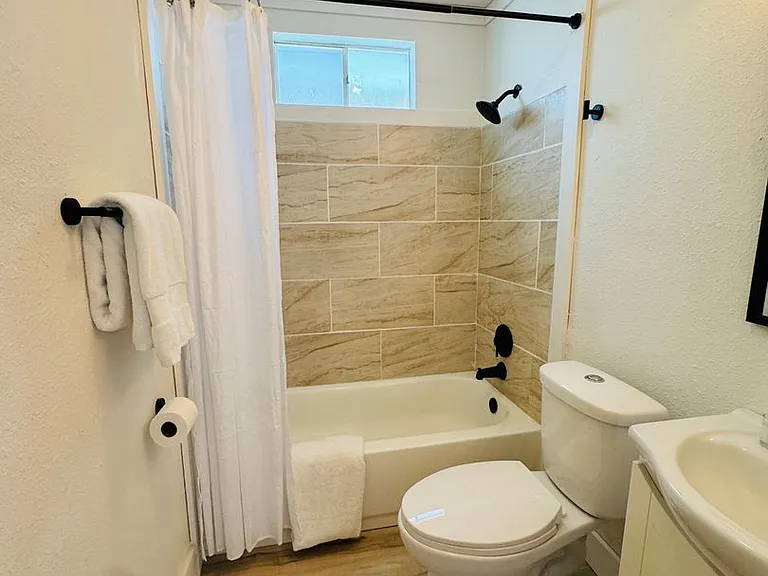 2115 N Weller Ave — Photo 20