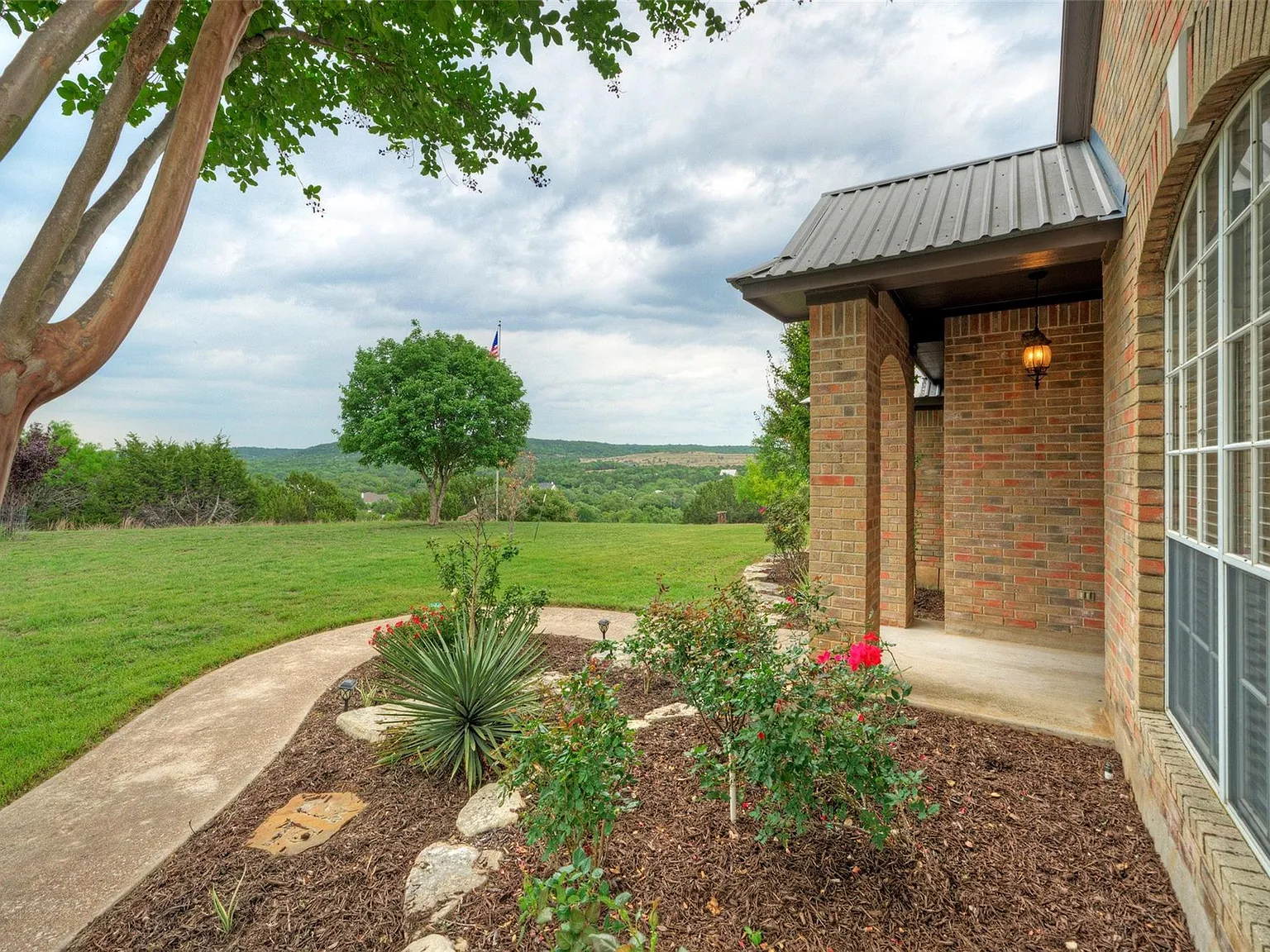 4 bed, 2.5 bath, 2561 sqft, $2,500 — Photo 3