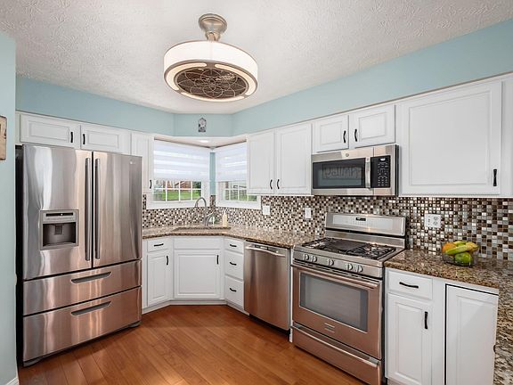 5th image of 6411 Antoinette Ct
