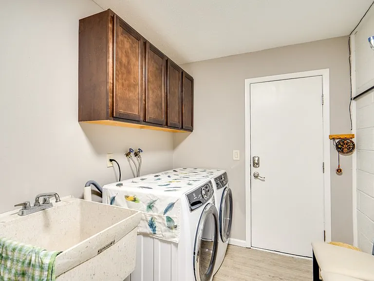7708 Delaware Dr — Photo 13