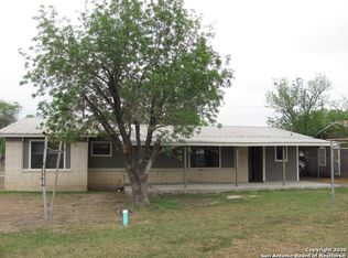 318 E Edwards St, Crystal City, TX 78839