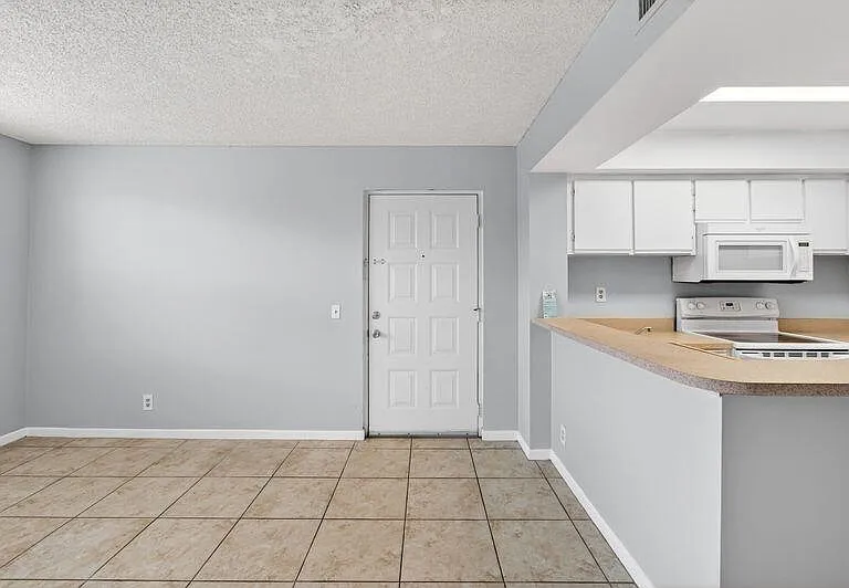 738 Executive Center Dr #21 — Photo 4