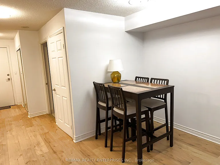 270 Wellington St W #409 — Photo 8
