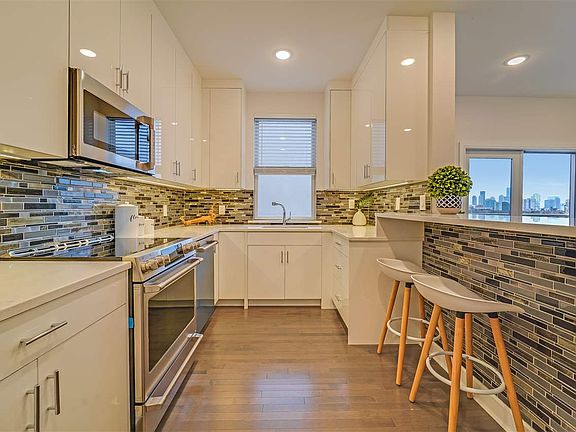 4th image of 974 Summit Ave #408