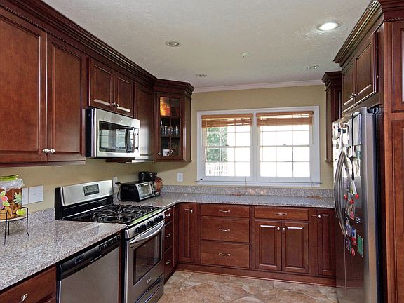 4th image of 721 Jamie Way NE