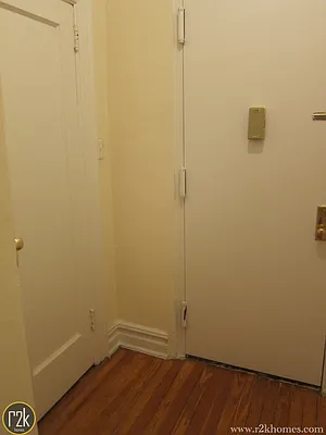 Rented by Realty 2000 Corp | media 9