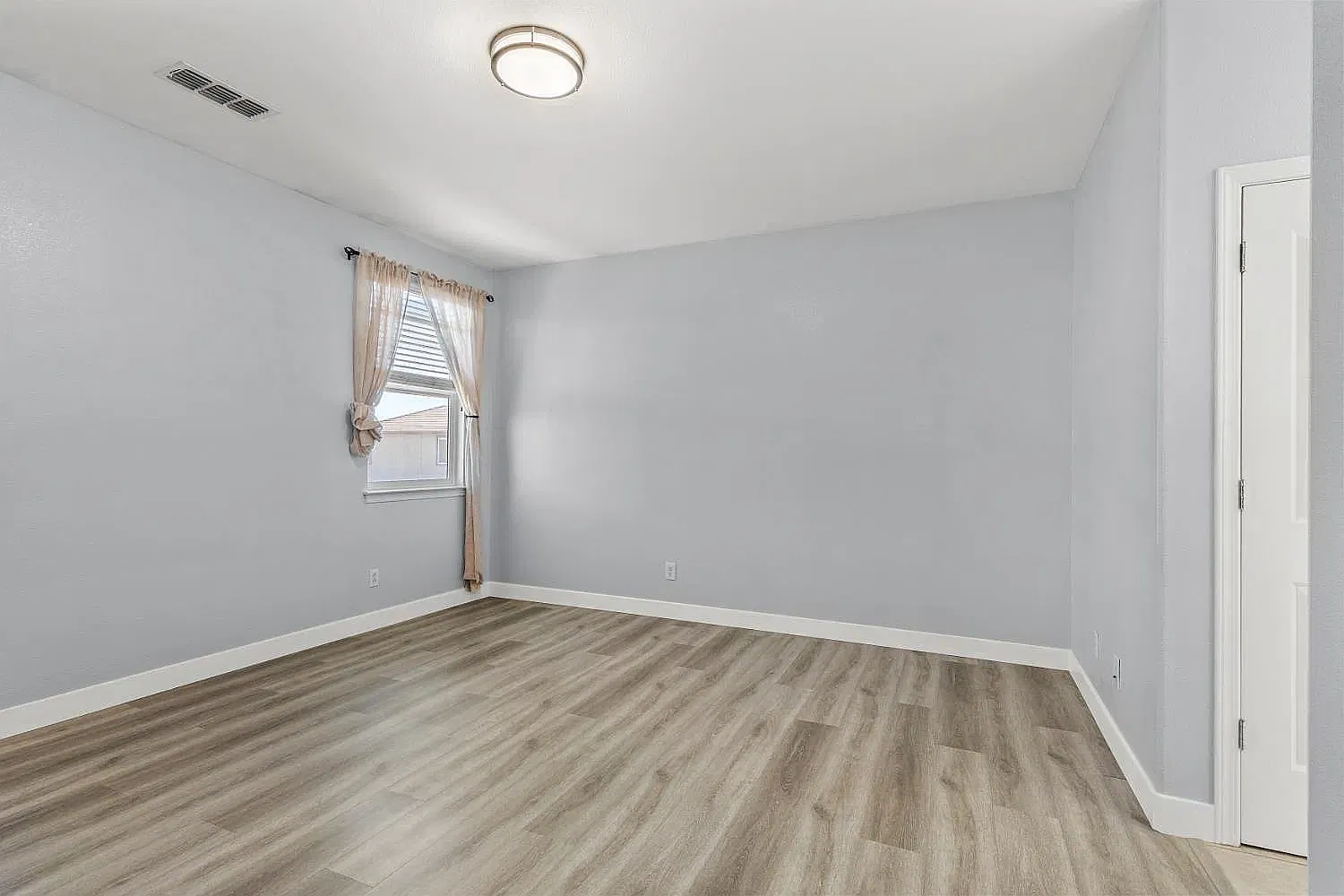 5 bed, 2567 sqft, $3,700 — Photo 3