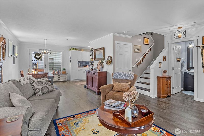 5th image of 2887 Martin Street