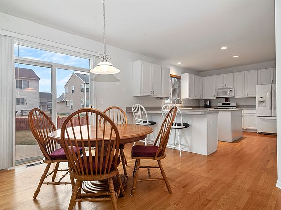 3rd image of 1861 Cambridge Ln