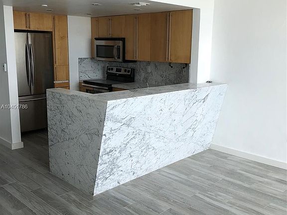 4th image of 555 NE 15th St APT T5