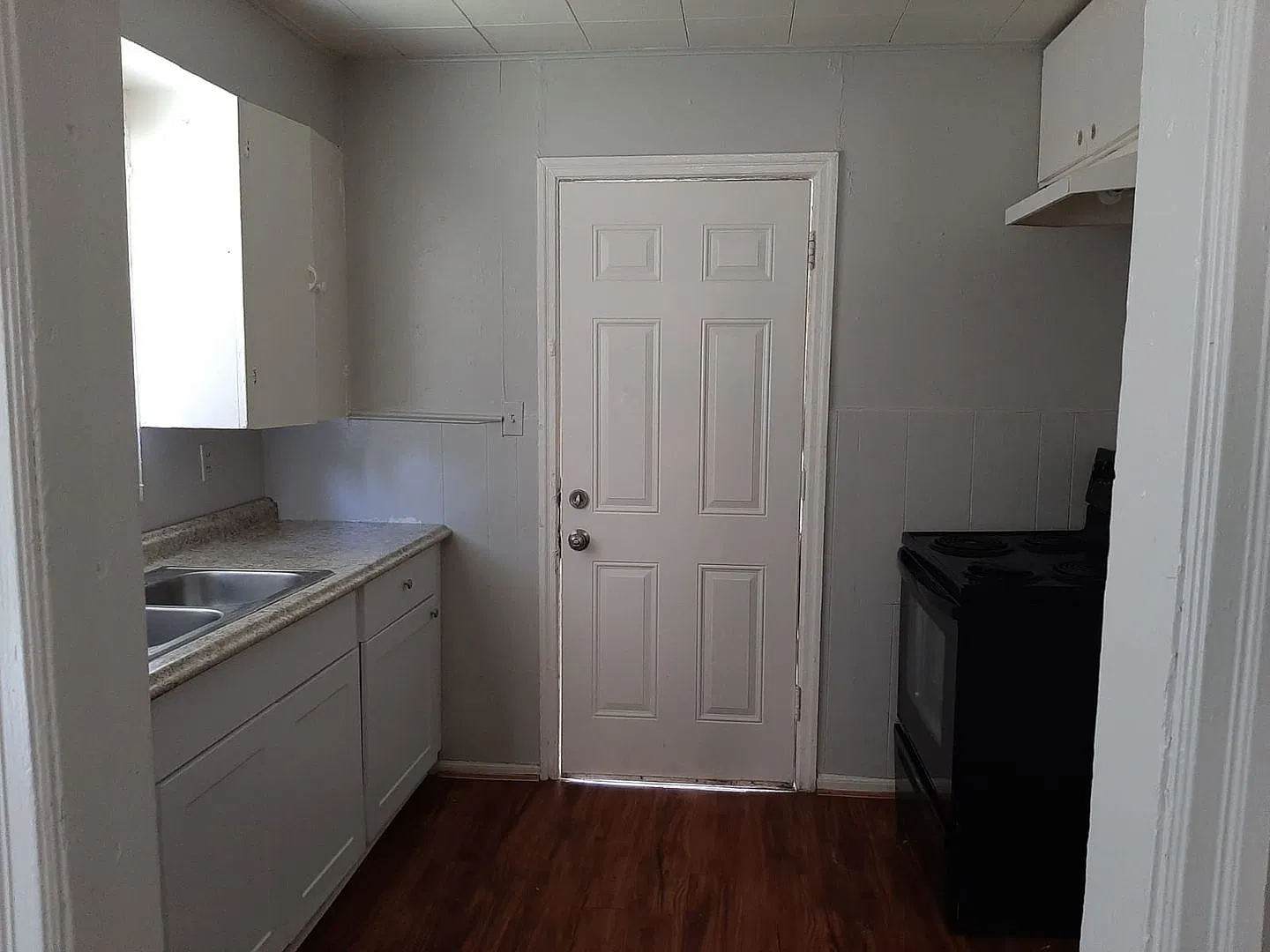 Completely Renovated 3 Bedroom house, perfect for a young professional ! — Photo 3