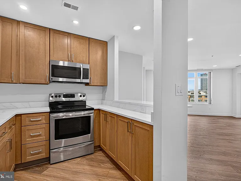 100 Harborview Dr #411 — Photo 9