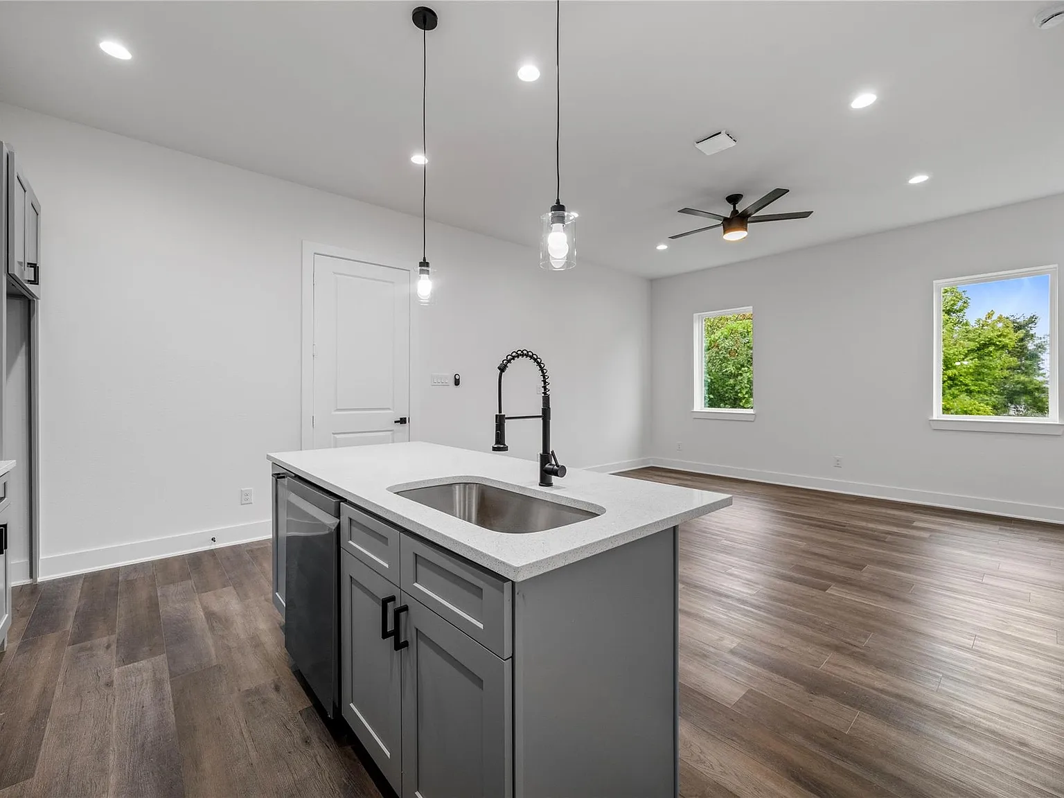 3 bed, 2.0 bath, 1984 sqft, $1,850 — Photo 2