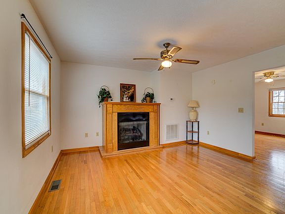 4th image of 748 Long Island Dr
