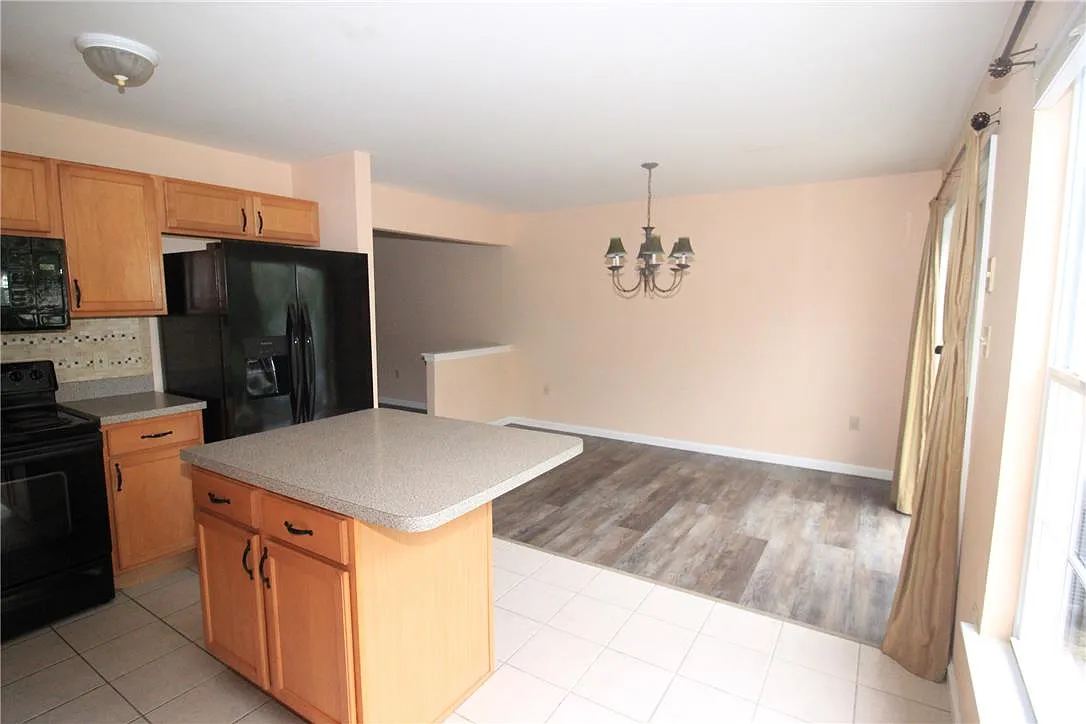 3 bed, 1.5 bath, 1618 sqft, $2,475 — Photo 4