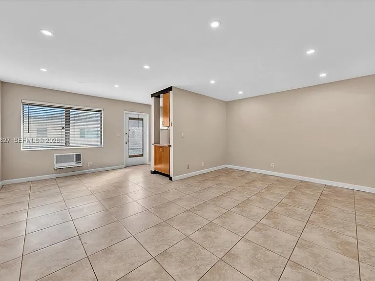 707 S 19th Ave #9 — Photo 4