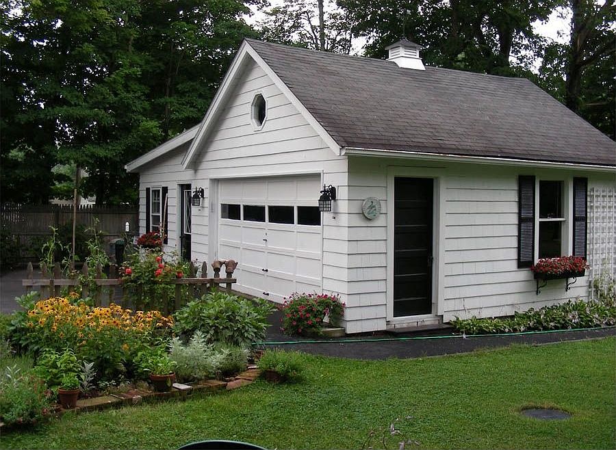 2nd image of 215 W Saugerties Rd