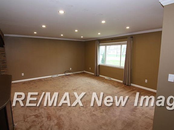 3rd image of 1685 S River Rd