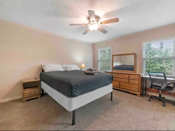 646 Woodcrest Manor Dr, Stone Mountain, GA
