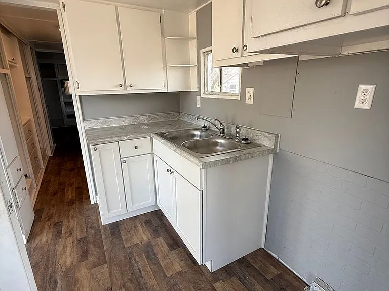 111 E Division St — Photo 4