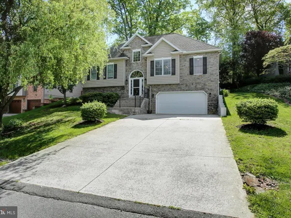 6130 Greenbriar Dr, Fayetteville, PA 17222