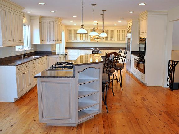 3rd image of 28 Linden Hill Ct