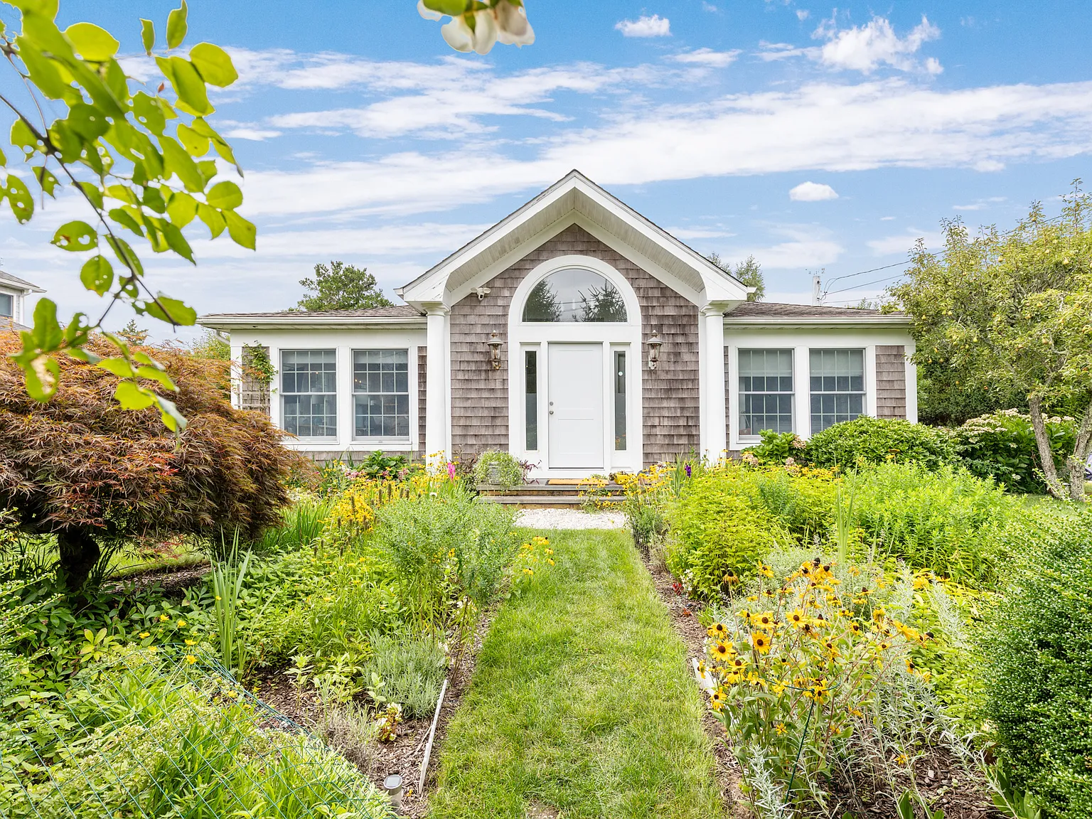 English Garden Retreat with Private Bay Access — Photo 3