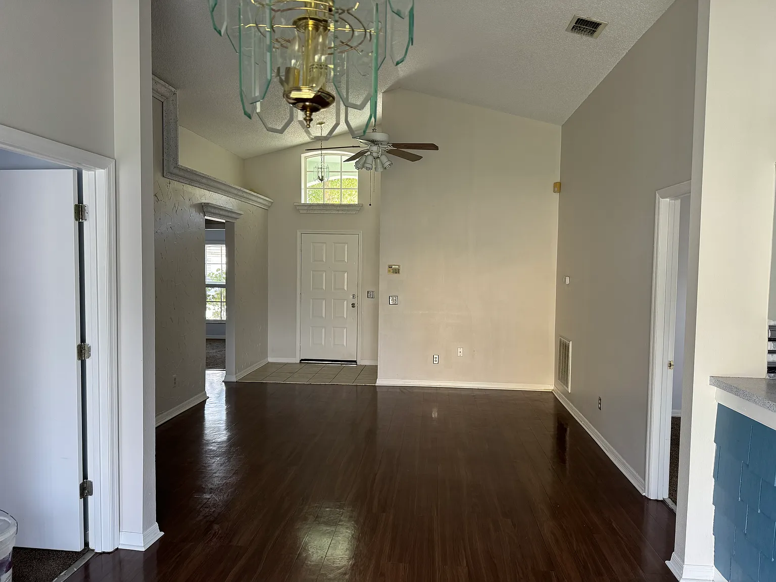 3 bed, 1212 sqft, $1,900 — Photo 3