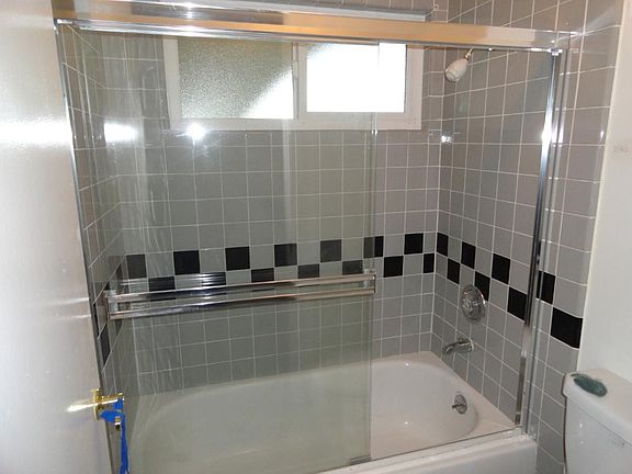 2nd image of 640 Pinewood Dr APT 1