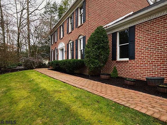 3rd image of 2414 Oak Leaf Dr