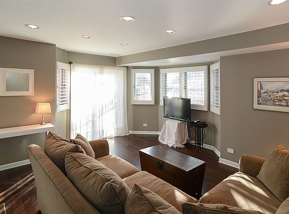 4th image of 2563 N Greenview Ave