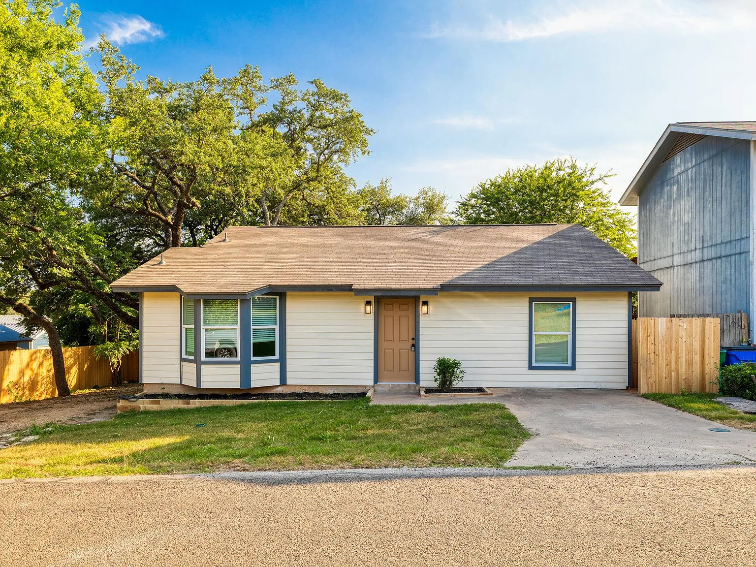 3 bed, 2.0 bath, 1100 sqft, $1,950 — Photo 1