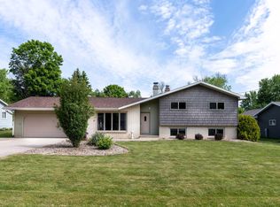 114 Klompen Ct, Neenah, WI 54956