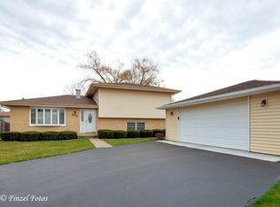 907 Cliff Ct, Carol Stream, IL 60188