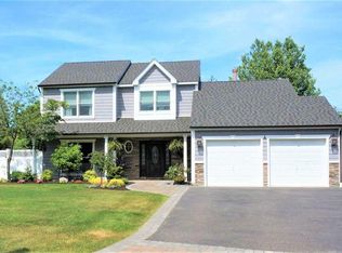 25 Gregg Ln, Coram, NY 11727