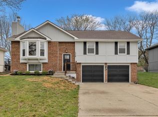 1738 NE Ridgeview Dr, Lees Summit, MO 64086