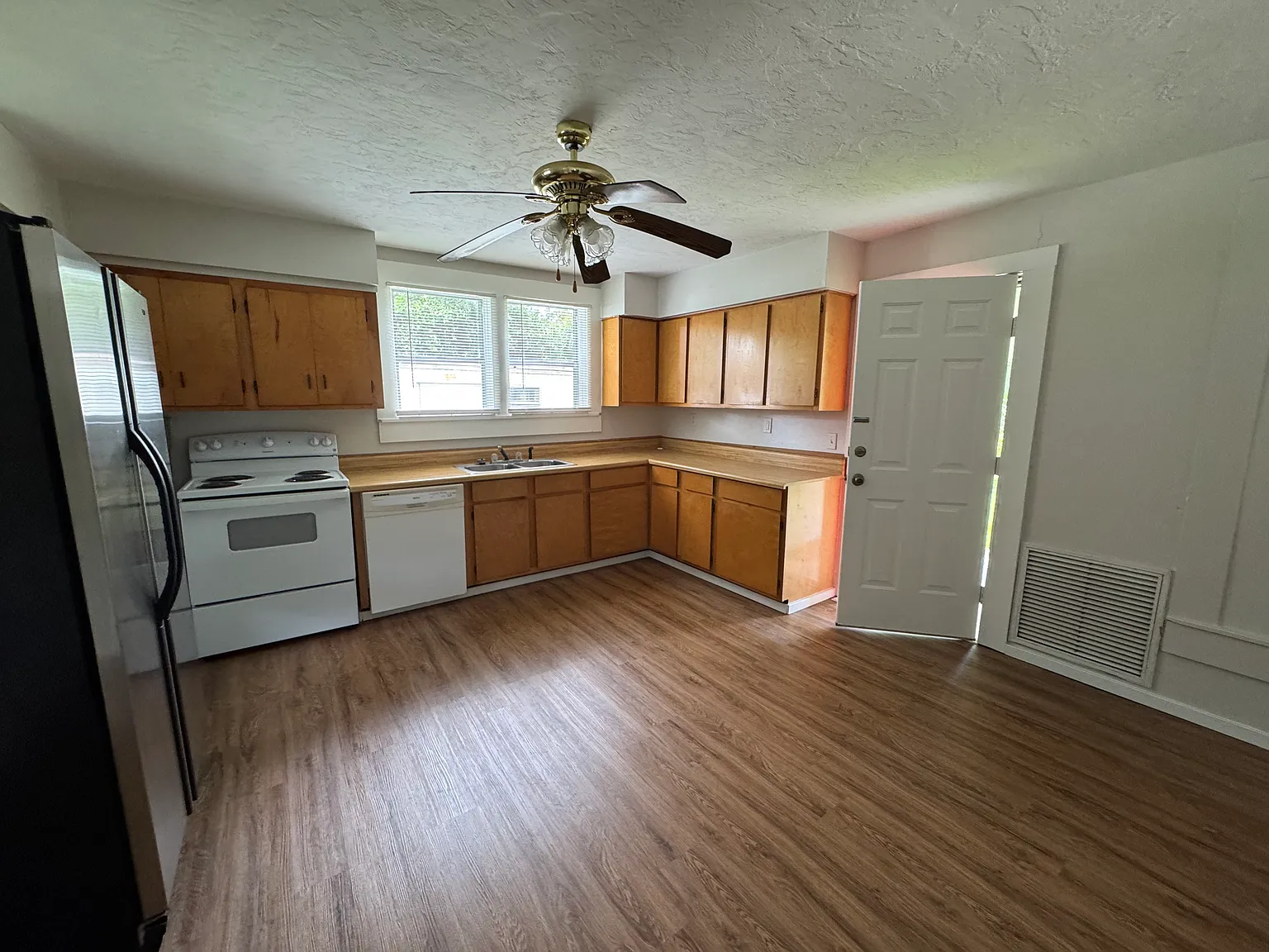 2 bed, 1170 sqft, $1,300 — Photo 4