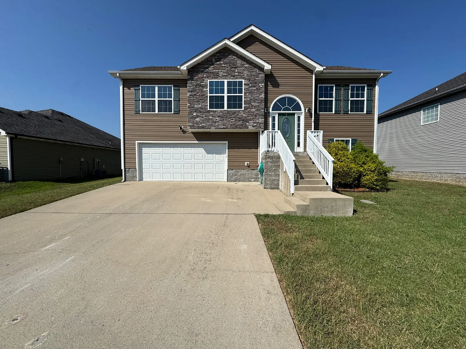 4 bed, 3.0 bath, 2110 sqft, $2,000 — Photo 2
