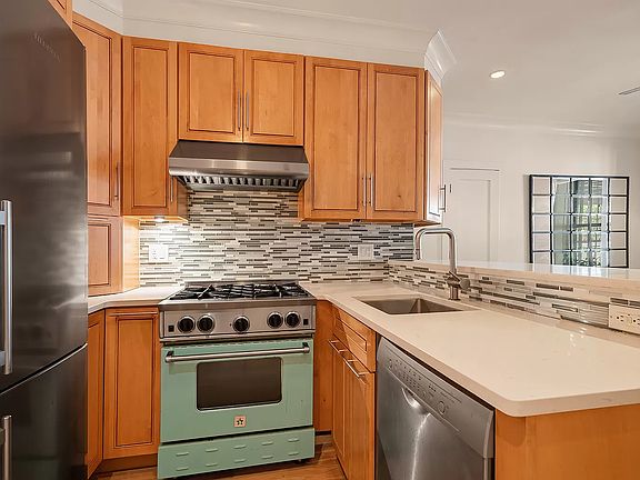 3rd image of 205 E 10th St APT 1B