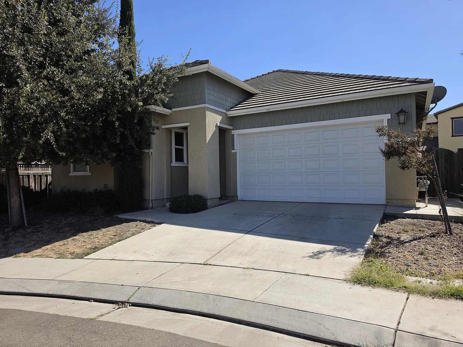 4 bed, 2500 sqft, $2,900 — Photo 2