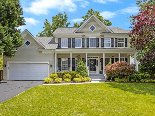 8060 Prichards Ct, Dunn Loring, VA 22027