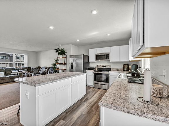 5th image of 172 Wildflower Dr