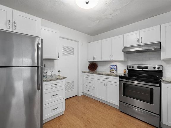 5th image of 828 Williamsburg Cir